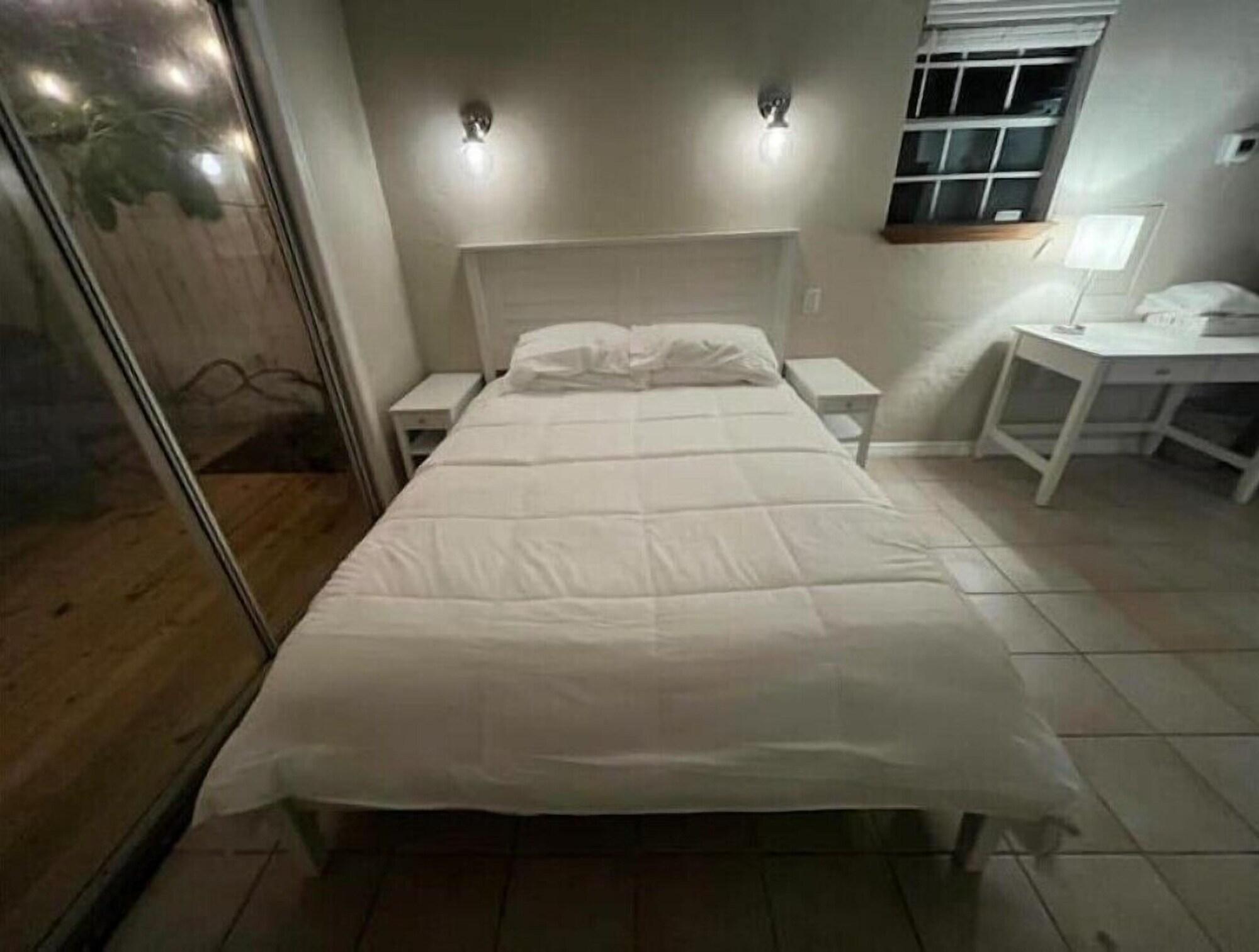Beachside Historic Cottage Steps to Sand — 4-Star Luxury Hotel in Indian Rocks Beach, United States