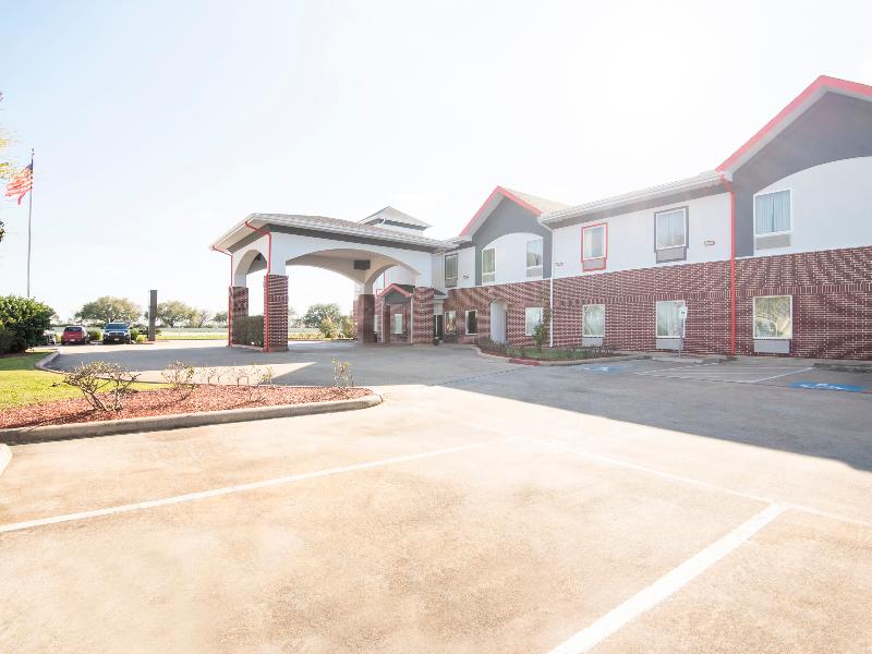 OYO Townhouse Clute Lake Jackson - photo 2