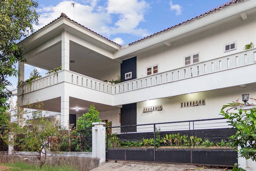 Capital O 93279 Asyoka Penginapan Pasutri in Bekasi, Indonesia