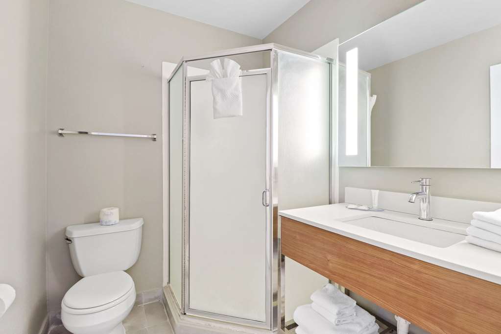 Clarion Pointe Ridgecrest near China Lake Naval Station - photo 19