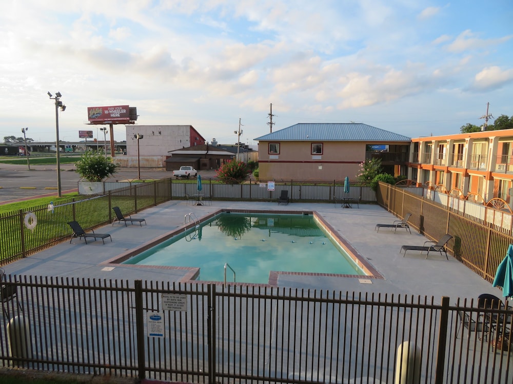 Days Inn by Wyndham Blytheville - photo 80