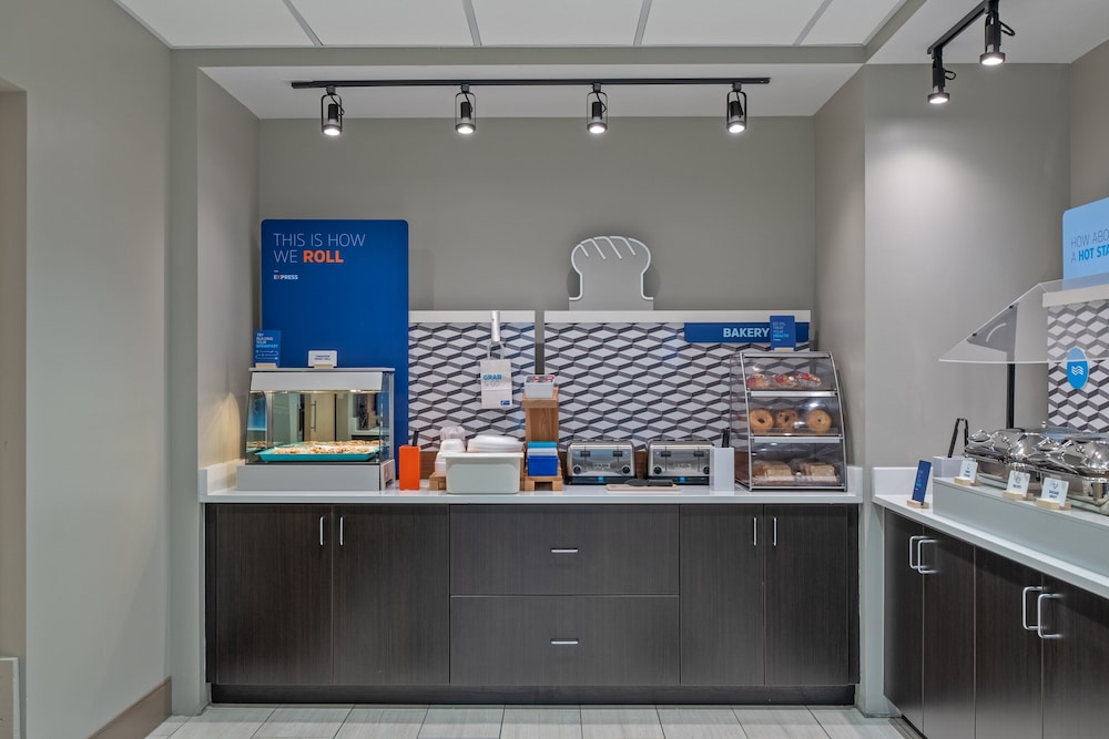 Holiday Inn Express Hotel & Suites Woodbridge by IHG - photo 41