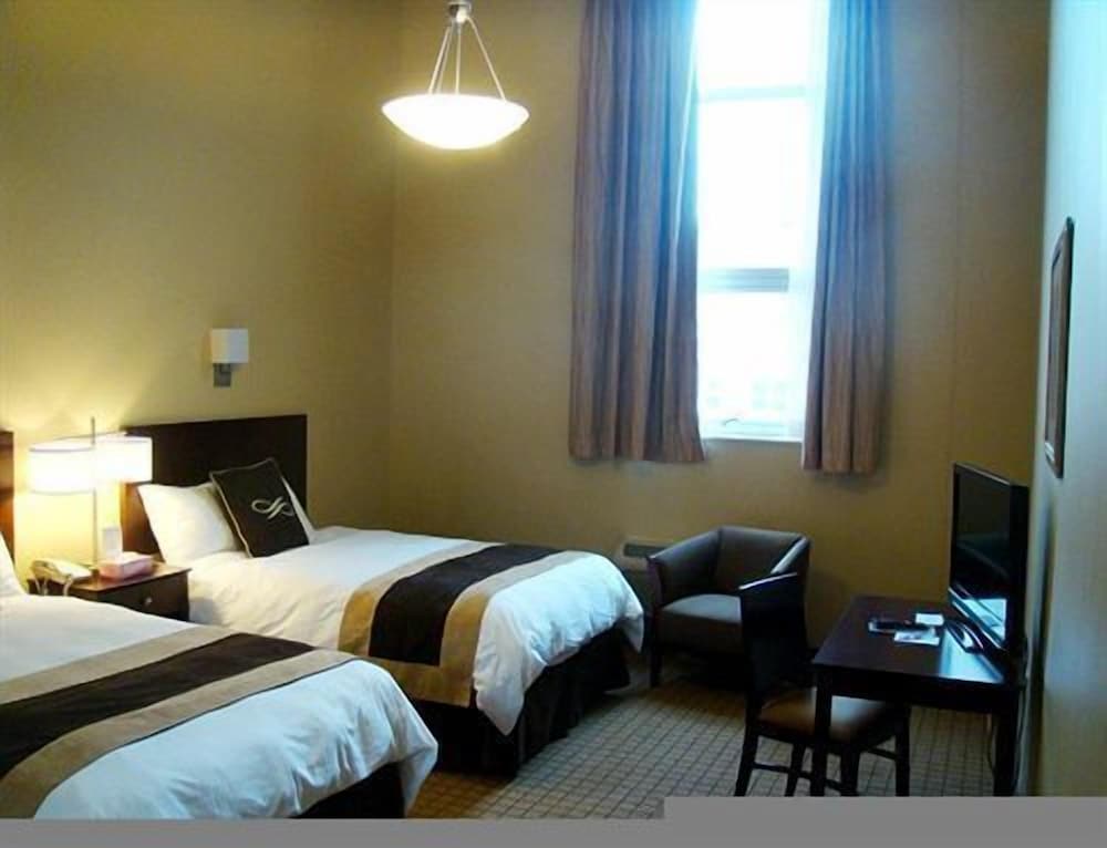 Pointe Plaza Hotel - photo 16
