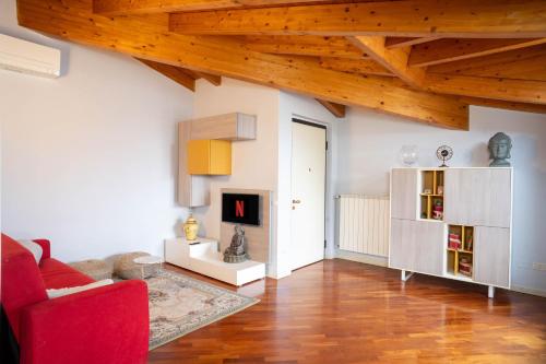Terrazza incanto con terrazza e garage — 4-Star Luxury Hotel in Desenzano Del Garda, Italy