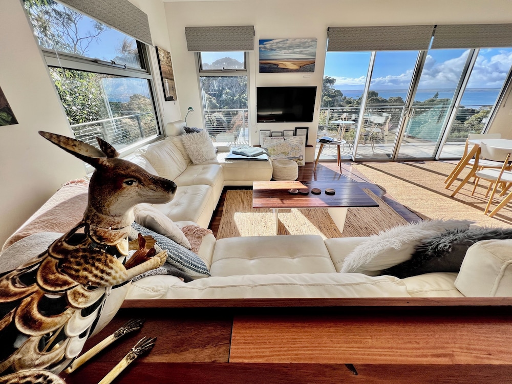 Sunrise on Falie Seaview Eco Accommodation — 4-Star Luxury Hotel in Kingscote, Australia