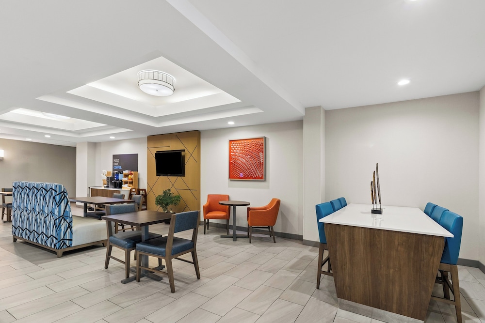 Holiday Inn Express and Suites Fairmont by IHG - photo 53