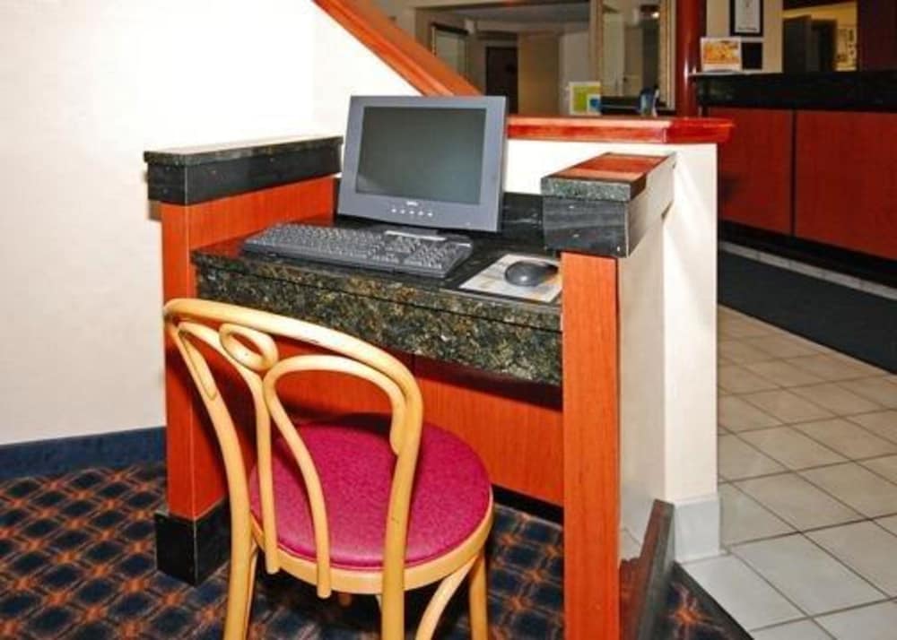 Days Inn by Wyndham Flint Bishop International Airport - photo 37