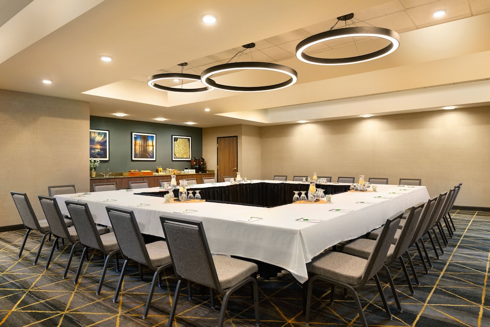 Holiday Inn & Suites Oakland Airport by IHG - photo 63
