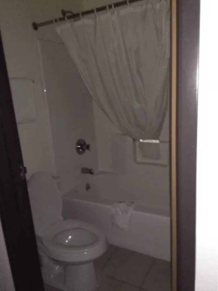 Capital O Amerihost Inn and Suites Mexico Hwy 54 MO - photo 16