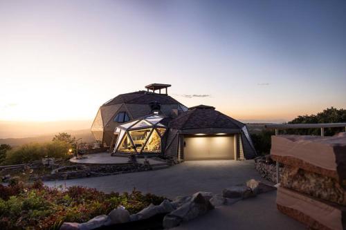 The KingDome A Unique Royal Experience with Hot Tub Rooftop and Views — hotel in Castle Rock