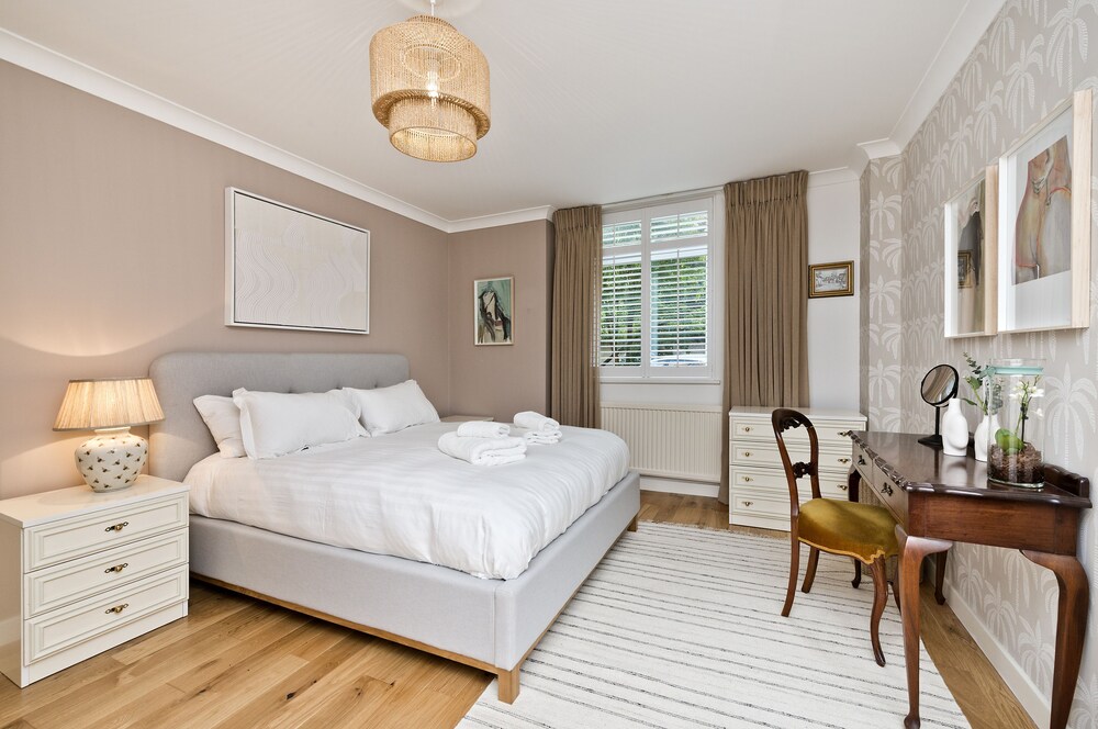 Botanical Bliss by Underthedoormat — 4-Star Luxury Hotel in Richmond, United Kingdom