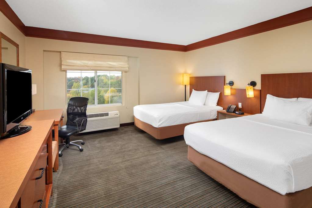 La Quinta Inn & Suites by Wyndham Atlanta Ballpark Galleria - photo 37