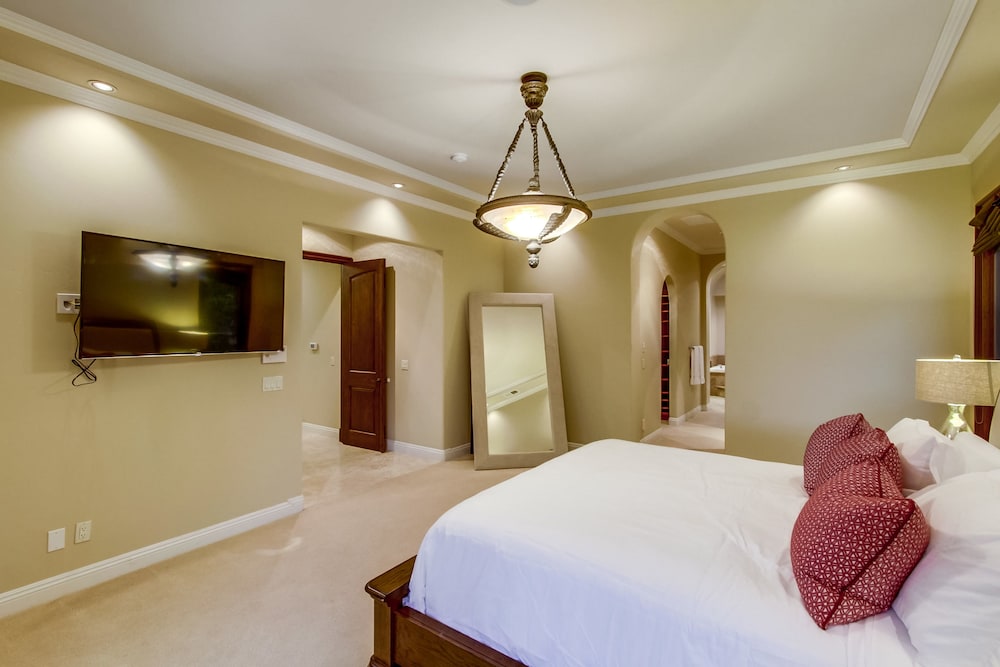 Tropical 5BR La Jolla Retreat by NamaStay - photo 50