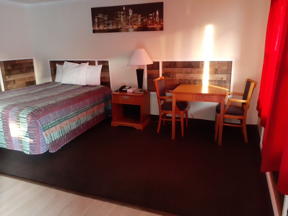 Town Line Motel - photo 26