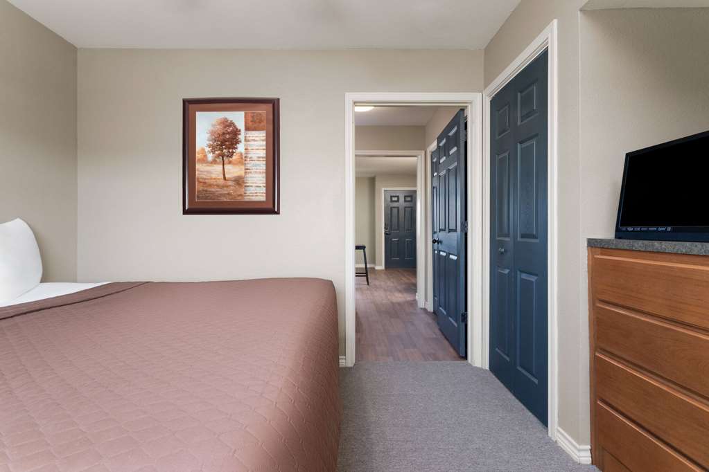 Eagle's Den Suites Kenedy a Travelodge by Wyndham - photo 8