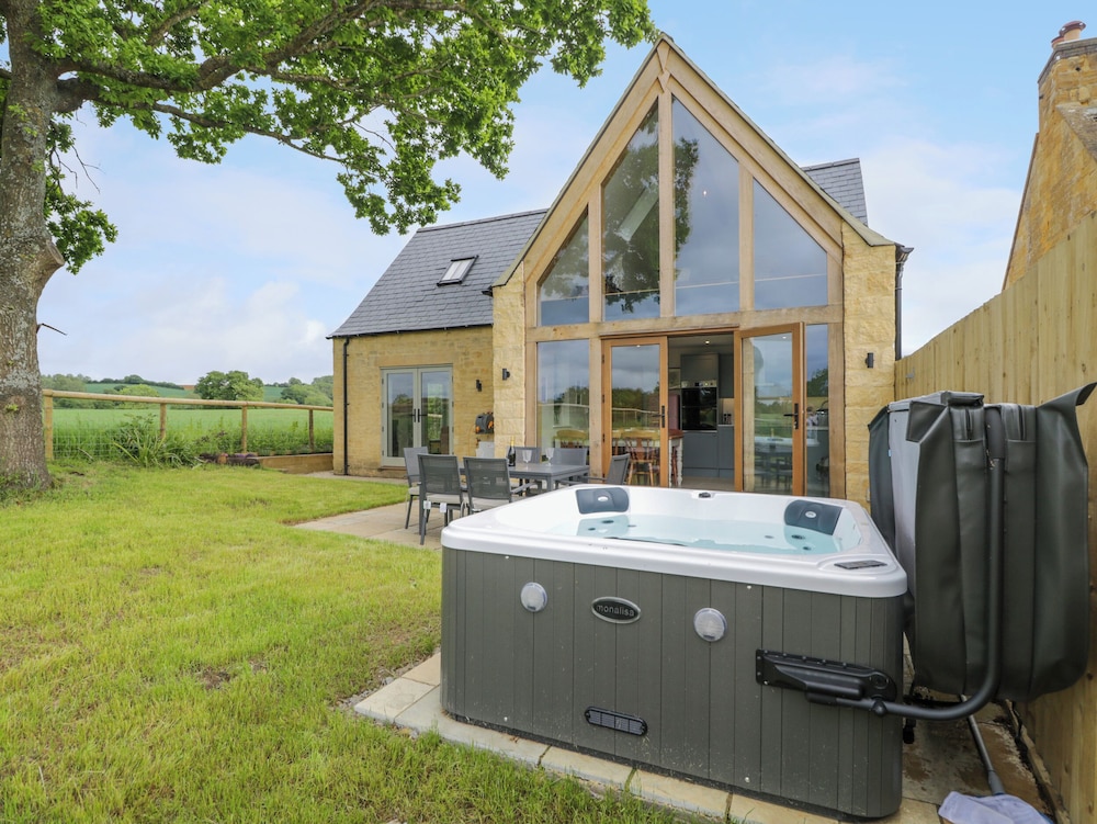 4 Wellacres Cottage — 4-Star Luxury Hotel in Moreton In Marsh, United Kingdom