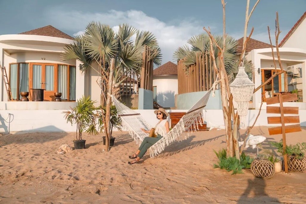 Maldives Beach Resort in Tha Mai, Thailand