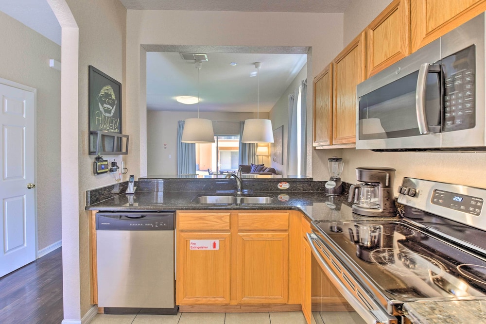 Cozy Resort Townhome w Gas Grill 3 Mi to Disney - photo 14