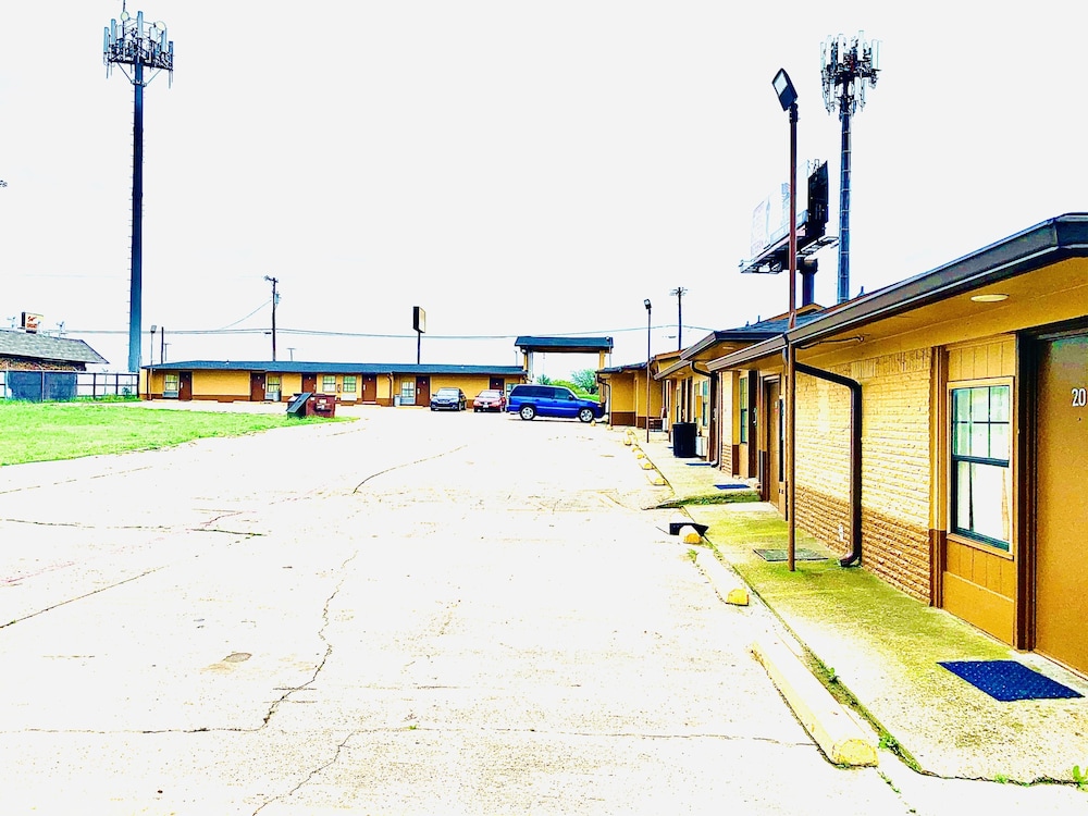 Embassy motel - photo 17
