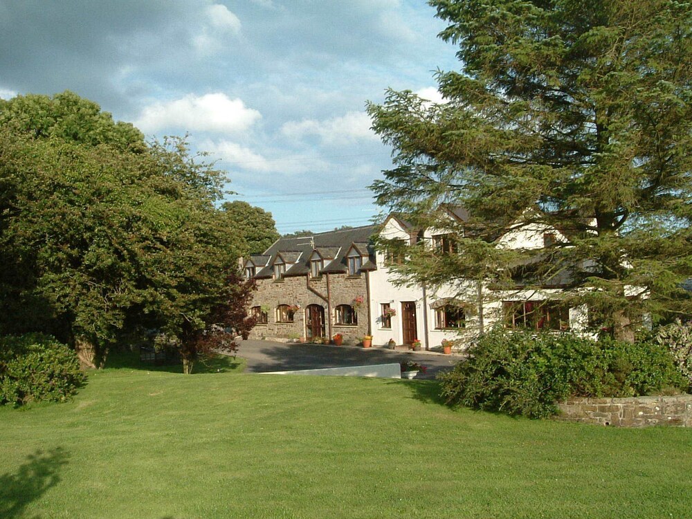Langdon Farm Guest House — 4-Star Luxury Hotel in Kilgetty, United Kingdom