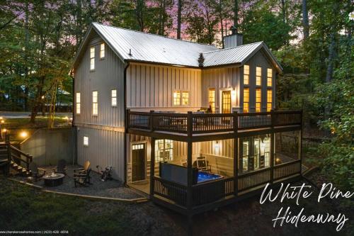 NEW White Pine Hideaway Fire pit Hot Tub Games in Ellijay, United States