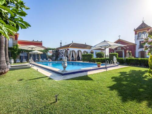 Spacious villa in Los Palacios with private garden 220m and pool — 4-Star Luxury Hotel in Los Palacios Y Villafranca, Spain