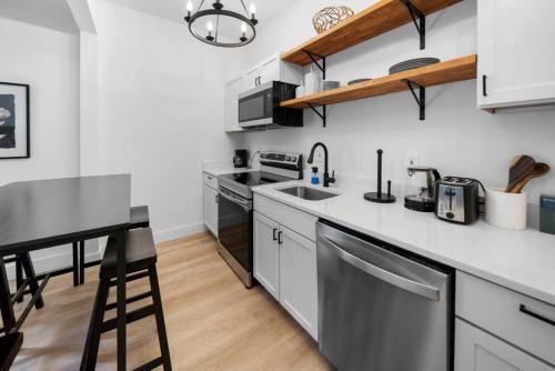 Spacious and Modern 3BR near Downtown and Walnut Hills in Cincinnati, United States