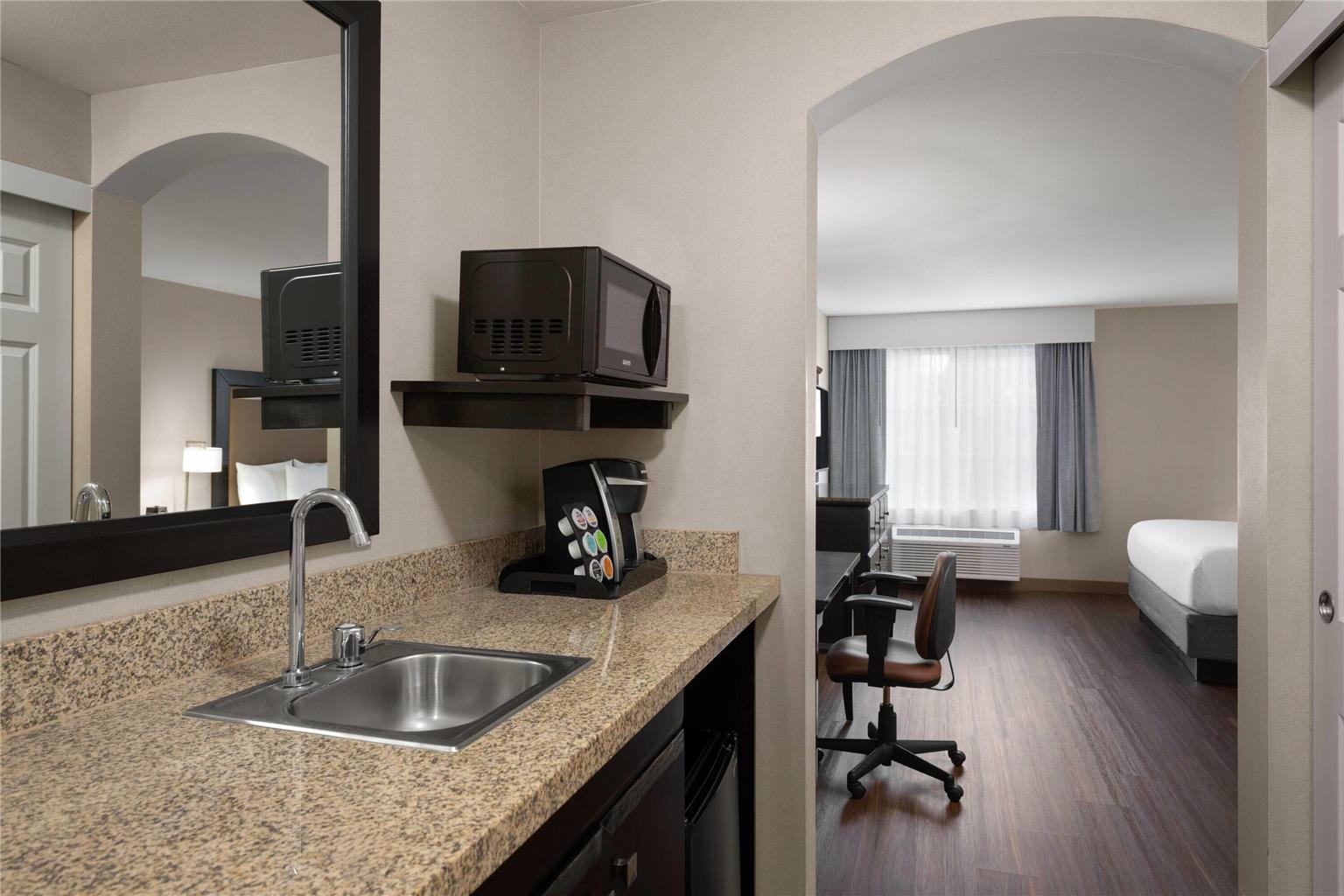 La Quinta Inn & Suites by Wyndham Paso Robles - photo 10