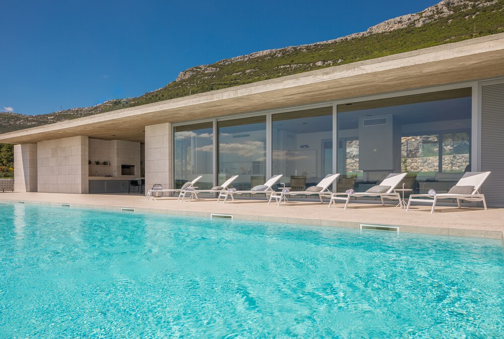Villa Radun Home with Grand Heated Pool — 4-Star Luxury Hotel in Kastel Stari, Croatia