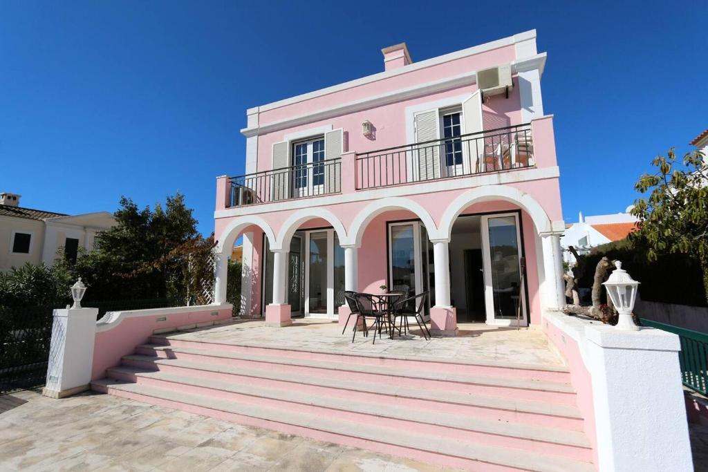 Elegant Vilamoura Old Town Villa Villa Camilla 6 Bedrooms Pool Table — 4-Star Luxury Hotel in Vilamoura, Portugal