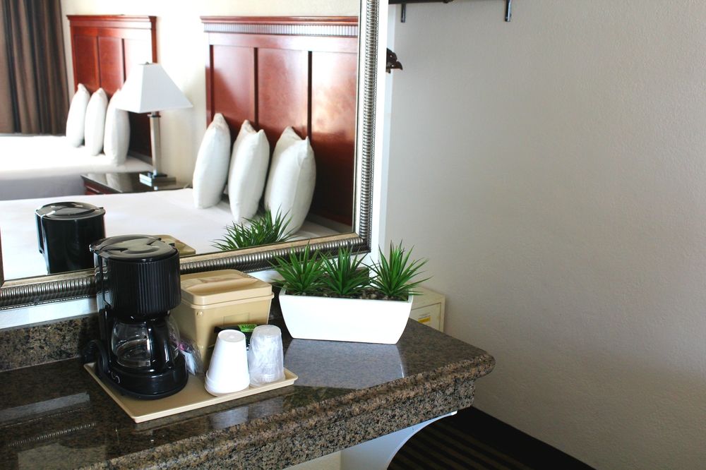 Marina Inn and Suites - photo 8
