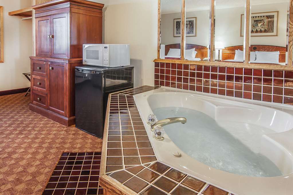 Econo Lodge Inn & Suites Madras - photo 17
