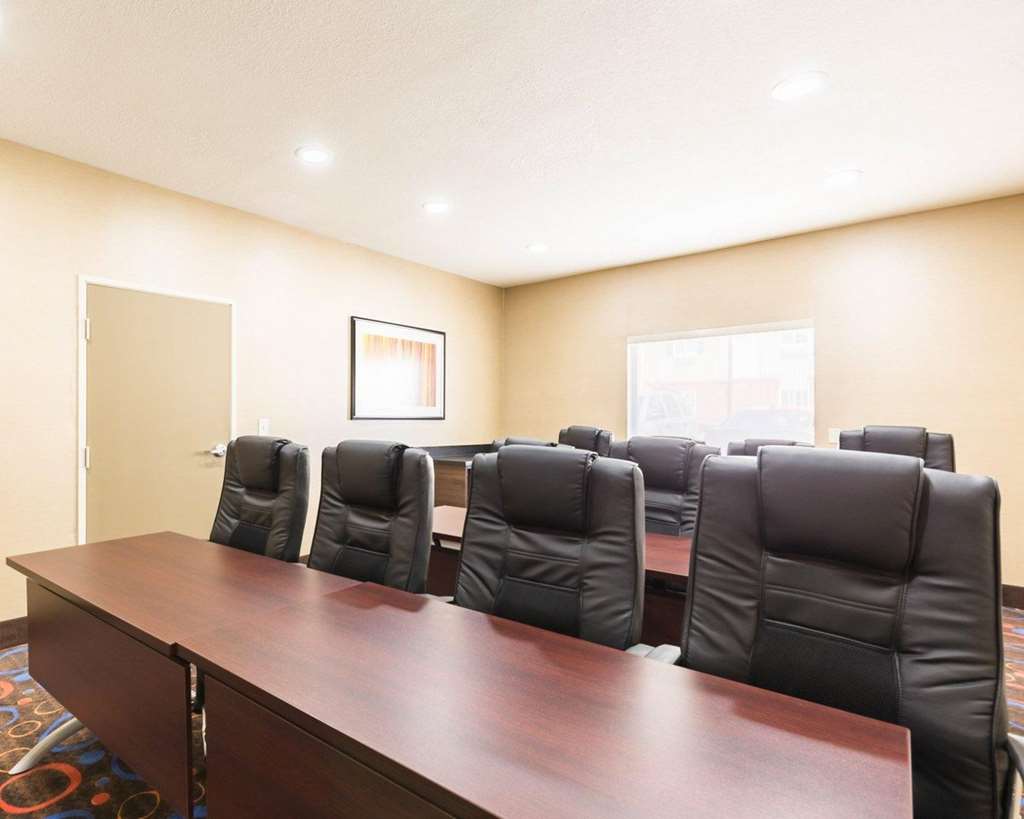 Econo Lodge Inn & Suites East - photo 37