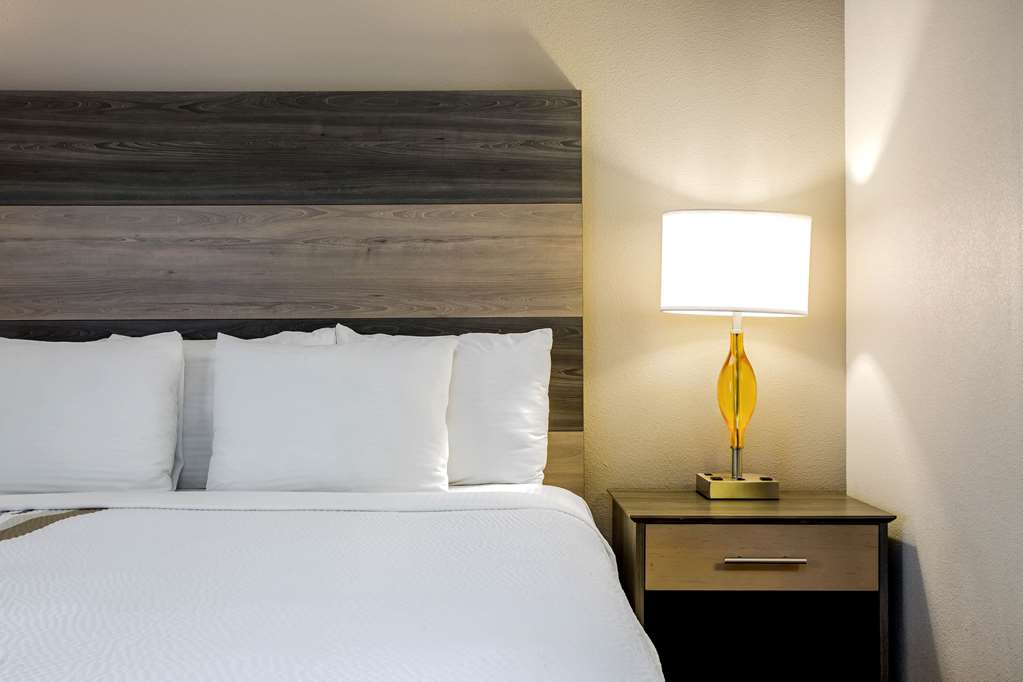 La Quinta Inn & Suites by Wyndham Andrews - photo 10