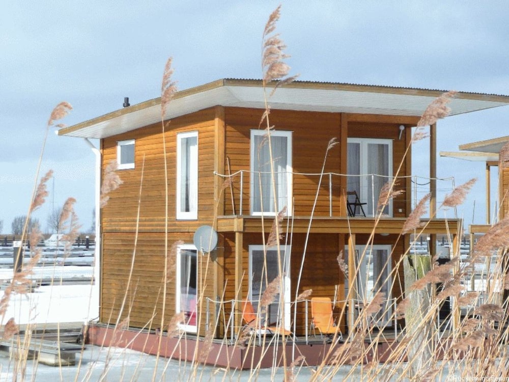 Hausboot In Kroeslin Am Bodden — Kroeslin