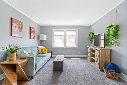 Norwood Park Edison Park Workstation & In unit Laundry 2nd Floor Apt — 4-Star Luxury Hotel in Chicago, United States