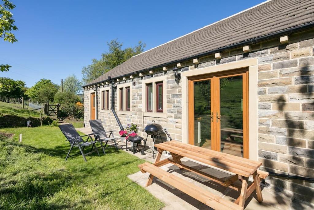 New Barn Conversion With Private Hot Tub — 4-Star Luxury Hotel in Halifax, United Kingdom