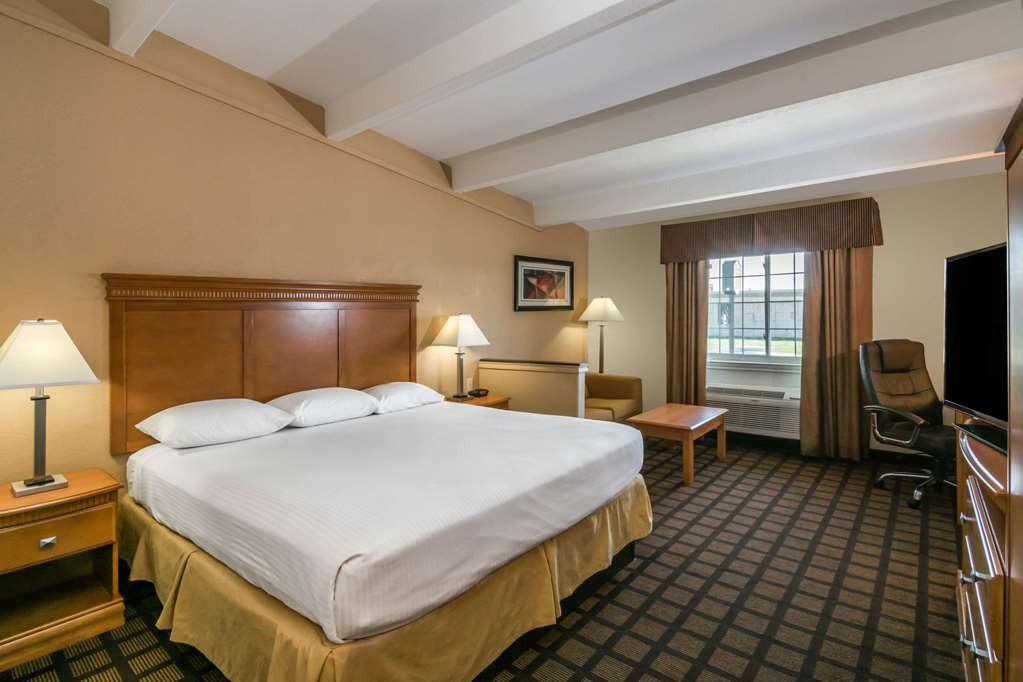 Super 8 by Wyndham Beaumont I 10 South College St - photo 15