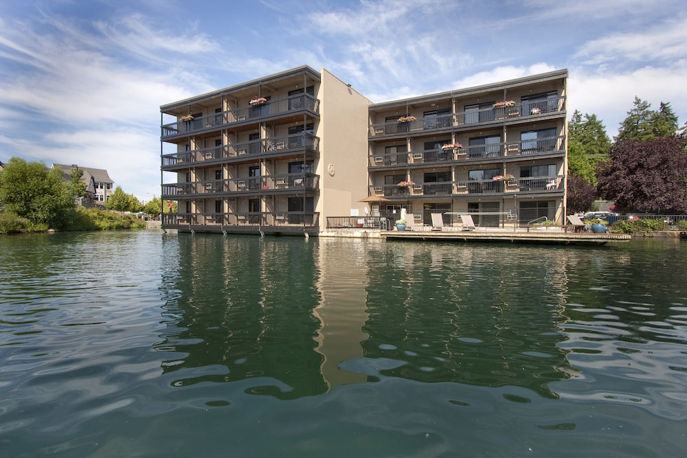 Lakeshore Inn - photo 34