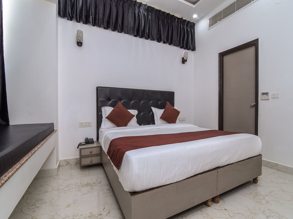 Oyo 15718 Red Inn - last minute hotel in Gurgaon