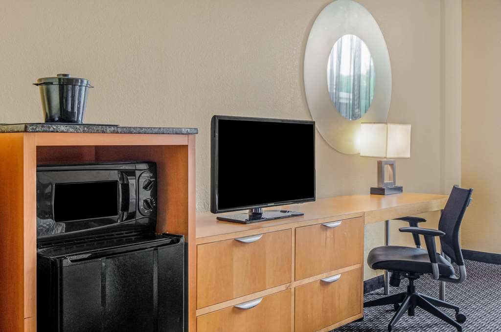 La Quinta Inn & Suites by Wyndham Naples Downtown - photo 19