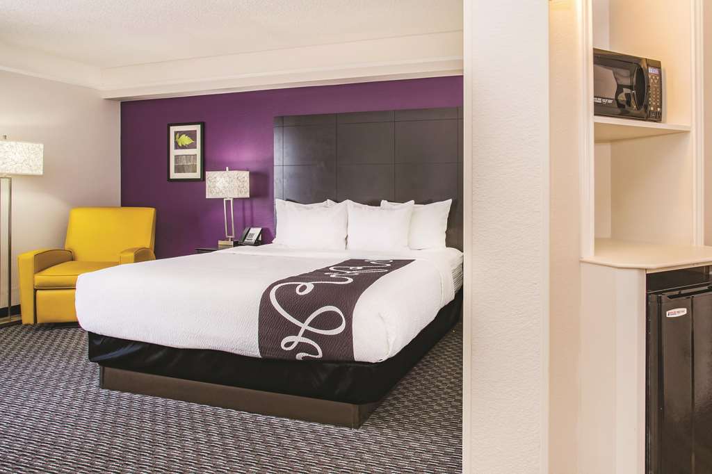 La Quinta Inn & Suites by Wyndham Las Vegas Summerlin Tech - photo 21