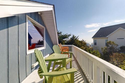 3Rd Row Beach Cottage With Ocean Views Beach Access Deck & Grill — 4-Star Luxury Hotel in Emerald Isle, United States