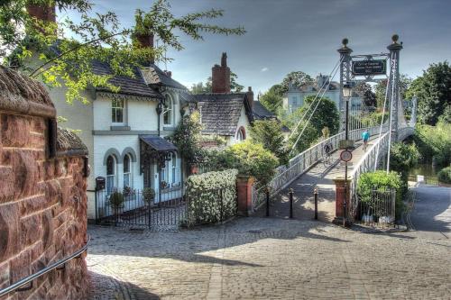 Beautiful period cottage exceptional riverside location in the heart of Chester — 4-Star Luxury Hotel in Chester, United Kingdom