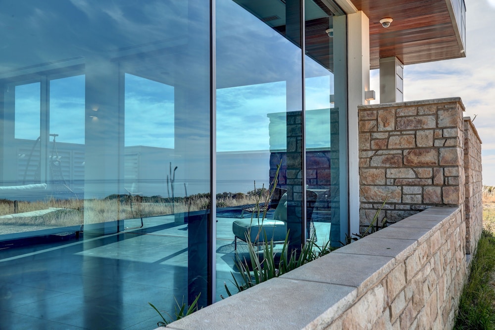 Luxe Haus — 5-Star Luxury Hotel in Moana, Australia