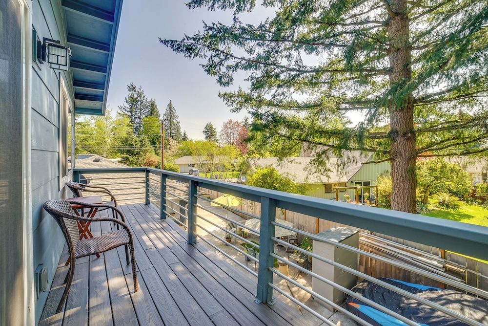 Bellevue Abode: Balcony 13 Mi to Downtown Seattle — 4-Star Luxury Hotel in Bellevue, United States