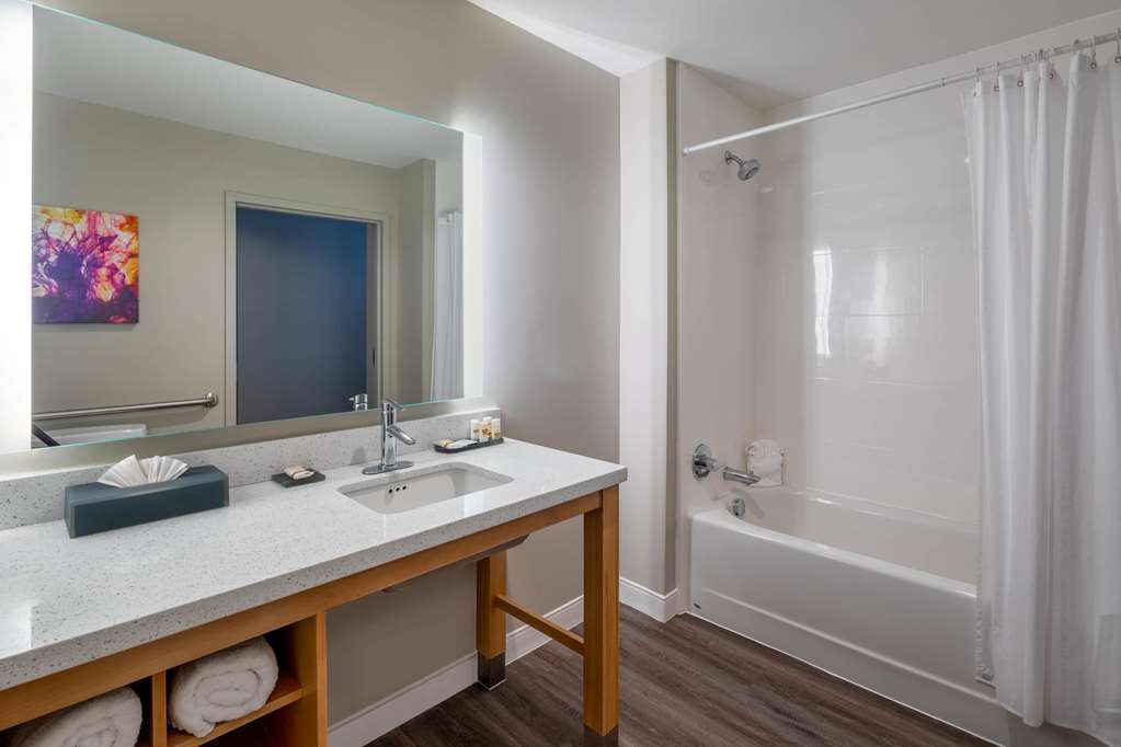 La Quinta Inn & Suites by Wyndham Greensboro Arpt High Point - photo 27