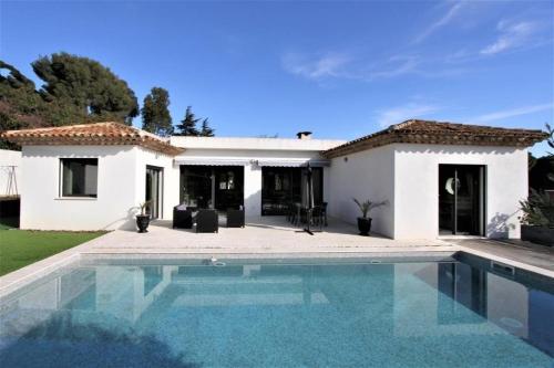 Chemin de la Roseraie in Cavalaire-Sur-Mer, France