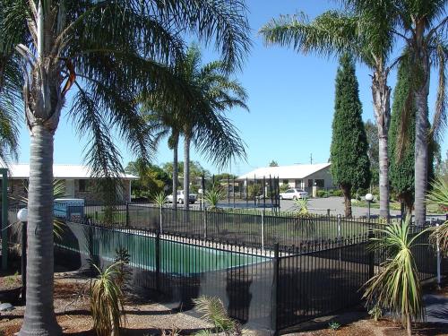 Palm Valley Motel - last minute hotel in Tarro