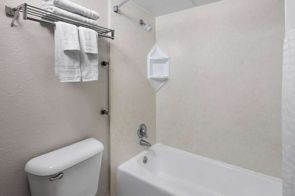 Days Inn by Wyndham Waycross - photo 22